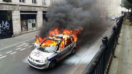 &nbsp; (Les deux policiers étaient sortis de la voiture, légèrement blessés © MaxPPP)