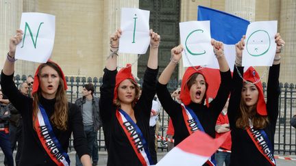 De jeunes opposantes au mariage homosexuel d&eacute;noncent l'incarc&eacute;ration de l'un d'entre eux, Nicolas Buss, le 21 juin 2013 &agrave; Paris.&nbsp; (PIERRE ANDRIEU / AFP)