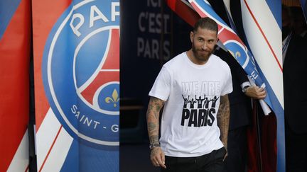 Le défenseur espagnol du Paris Saint-Germain, Sergio Ramos, entre sur le terrain lors de&nbsp;sa présentation, au Parc des Princes à Paris, le 14 août 2021. (GEOFFROY VAN DER HASSELT / AFP)