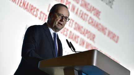 François Hollande donne une conférence de presse à Singapour, le 27 mars 2017. (CHRISTOPHE ARCHAMBAULT / AFP)