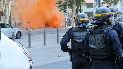 Des policiers mobilisés à Marseille lors des émeutes le 1er juillet 2023. (DAVID ROSSI / MAXPPP)