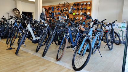 Des vélos électriques dans une boutique à Toulouse (Haute-Garonne). (ALEXANDRE BERTHAUD / FRANCE-BLEU OCCITANIE)