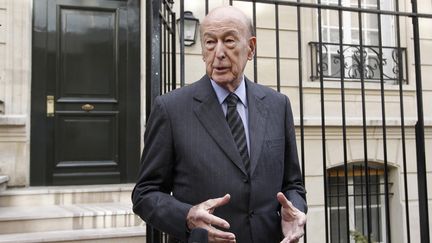 Val&eacute;ry Giscard d'Estaing, interrog&eacute; par des journalistes, le 12 octobre 2012, devant son domicile &agrave; Paris. (THOMAS SAMSON / AFP)