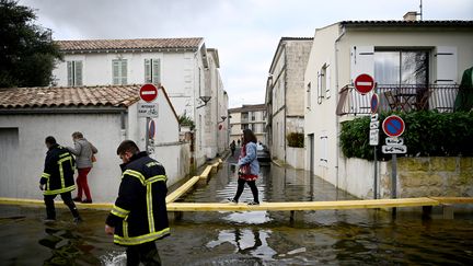 La ville de Saintes est inondée à cause de la crue de La Charente, le 15 décembre 2023. (CHRISTOPHE ARCHAMBAULT / AFP)