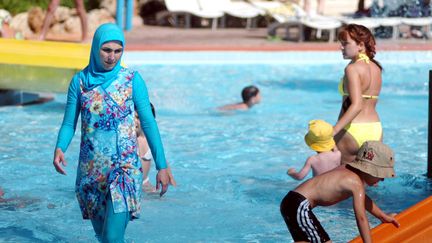 &nbsp; (Le burkini, contraction de burqa et bikini, est un vêtement de bain qui couvre le tête et le corps © SIPA / CEM OZDEL - Photo d'illustration prise en Turquie en 2007)