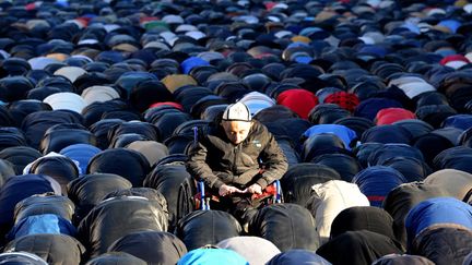 Des musulmans russes prient &agrave; l'ext&eacute;rieur d'une mosqu&eacute;e au centre de Moscou (Russie) &agrave; l'occasion des c&eacute;l&eacute;brations de l'Aīd-el-K&eacute;bir, le 15 octobre 2013. (KIRILL KUDRYAVTSEV / AFP)