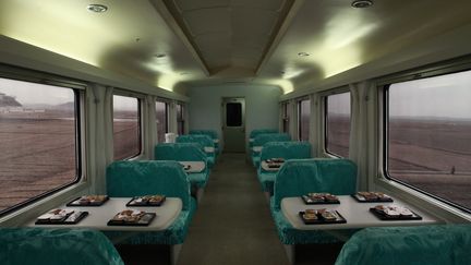 Les journalistes ont voyag&eacute; dans un train sp&eacute;cialement affr&ecirc;t&eacute; par le r&eacute;gime.&nbsp;Pour le d&eacute;jeuner, des plateaux repas de la compagnie a&eacute;rienne nationale, Air Koryo, ont &eacute;t&eacute; pr&eacute;vus. (BOBBY YIP / REUTERS)