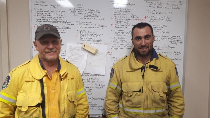 Stephen Knowles, 53 ans, et Adrian Butters, 26 ans, pompiers en Nouvelle-Galles-du-Sud.&nbsp; (GAELE JOLY / RADIO FRANCE)