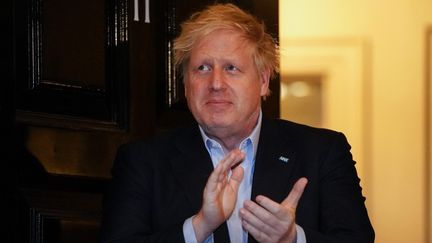 Le Premier ministre britannique, Boris Johnson, applaudit les soignants, le 2 avril 2020 à Londres (Royaume-Uni). (PIPPA FOWLES / 10 DOWNING STREET / AFP)