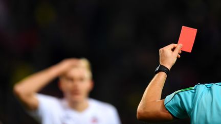 L'homme s'en était pris à l'arbitre après avoir été expulsé lors d'un match de troisième division de district. (PATRIK STOLLARZ / AFP)