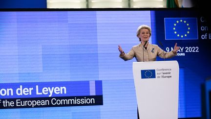 La présidente de la Commission européenne, Ursula von der Leyen, le 9 mai 2022 à Strasbourg. (ABDESSLAM MIRDASS / HANS LUCAS / AFP)