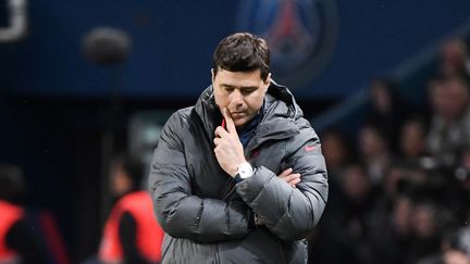 L'entraîneur argentin du Paris Saint-Germain, Mauricio Pochettino, pendant le match entre le Paris-Saint Germain et Lens au Parc des Princes à Paris, le 23 avril 2022. (ALAIN JOCARD / AFP)