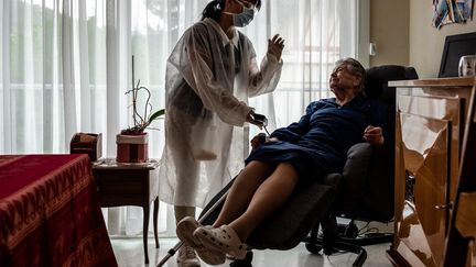 Une aide à domicile, durant l'épidémie de coronavirus, à Amélie-les-Bains&nbsp;(Pyrénées-Orientales),&nbsp;le 28 avril 2020.&nbsp; (LIONEL PEDRAZA / HANS LUCAS)