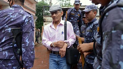 Le tueur en série français Charles Sobhraj (au centre) est sorti de prison pour une audience au tribunal de&nbsp;Bhaktapur (Népal, le 26 mai 2014. (PRAKASH MATHEMA / AFP)