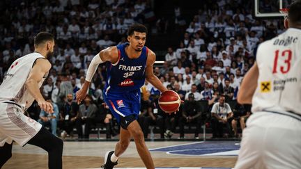 Victor Wembanyama lors de la défaite des Bleus face à la Serbie (67-79), en match de préparation aux Jeux olympiques, le 12 juillet à Lyon-Décines. (MAXIME GRUSS / AFP)