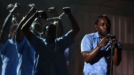 Kendrick Lamar est arrivé enchaîné pour sa performanceaux 58e Grammy Awards, lundi 15 février 2016.
 (SIPANY/SIPA)