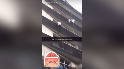 Vidéo repostée sur Facebook montrant un homme escaladant la façade d'un immeuble pour sauver un enfant. (CAPTURE D'ÉCRAN)