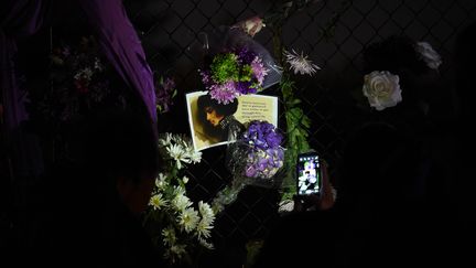 Des photos et des fleurs déposées par des fans en deuil le 21 avril 2016 devant la résidence de Prince à Minneapolis (Eatts-Unis). (MARK RALSTON / AFP)