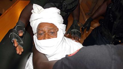 L'ancien dictateur tchadien Hiss&egrave;ne Habr&eacute; lors du premier jour de son proc&egrave;s &agrave; Dakar (S&eacute;n&eacute;gal), le 20 juillet 2015.&nbsp;&nbsp; (SOPHIANE BENGELOUN / AP / SIPA )