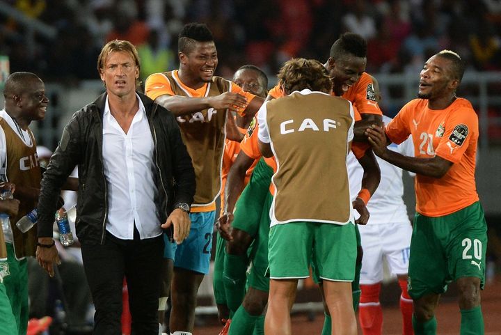 Hervé Renard with the Ivory Coast players during CAN 2015. (KHALED DESOUKI / AFP)