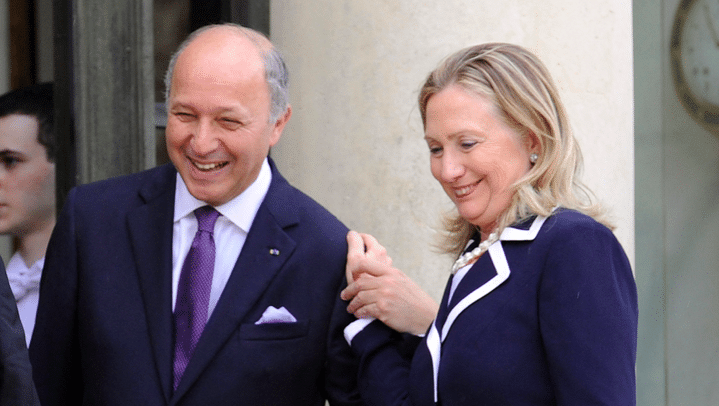 Laurent Fabius et Hillary Clinton photographiés dans la foulée d'une réunion au Palais de l'Élysée à Paris, le 6 juillet 2012. (BERTRAND GUAY / AFP)