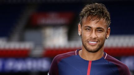 Le Brésilien Neymar lors de sa présentation au Parc des Princes, le 4 août 2017.&nbsp; (MEHDI TAAMALLAH / NURPHOTO / AFP)