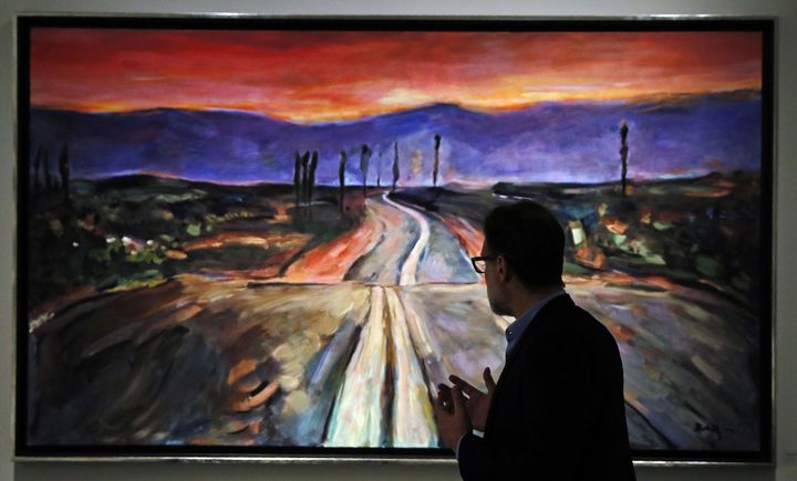 Paul Green, le président de la Halcyon Gallery à Londres, devant "Endless Highway", une peinture de Bob Dylan
 (Adrian Dennis / AFP)