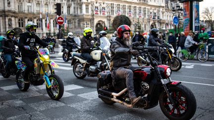 Des motards manifestent à Paris, le 6 décembre 2020. (JEROME GILLES / NURPHOTO / AFP)