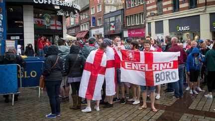 Des supporters anglais et gallois boivent des bi&egrave;res avant le match entre leurs deux &eacute;quipes, pendant l'Euro, le 16 juin 2016. (MAXPPP)