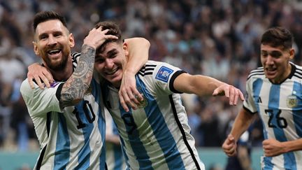 Lionel Messi et Julián Álvarez lors de la demi-finale de la Coupe du monde entre l'Argentine et la Croatie au stade Lusail, le 13 décembre 2022. (JACK GUEZ / AFP)