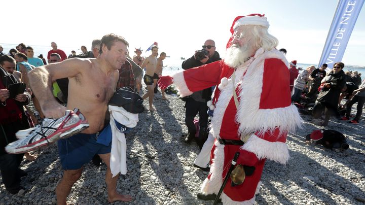 Le d&eacute;put&eacute;-maire UMP de Nice (Alpes-Maritimes), Christian Estrosi, A fait trempette dans une eau &agrave; 16 degr&eacute;s,&nbsp;dimanche 21 d&eacute;cembre 2014. (GAILLARD / REUTERS)