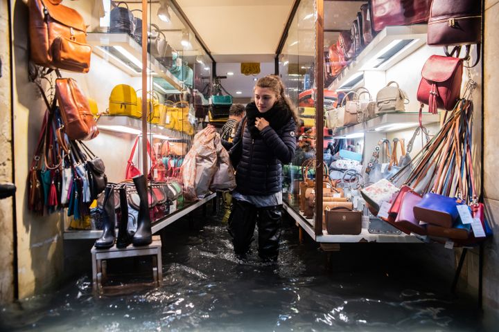 Un magasin&nbsp;inondé à Venise (Italie), le 29 octobre 2018. (GIACOMO COSUA / NURPHOTO / AFP)