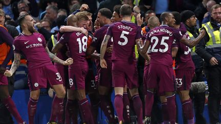 Kevin De Bruyne félicité par ses coéquipiers (ADRIAN DENNIS / AFP)