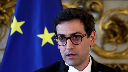 Le ministre des Affaires étrangères français, Stéphane Séjourné, lors d'une conférence de presse à Paris, le 2 avril 2024. (EMMANUEL DUNAND / AFP)