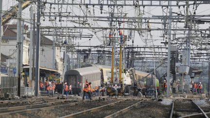 Sur les lieux de l'accident de train &agrave; Br&eacute;tigny-sur-Orge (Essonne), le 13 juillet 2013. (KENZO TRIBOUILLARD / AFP)