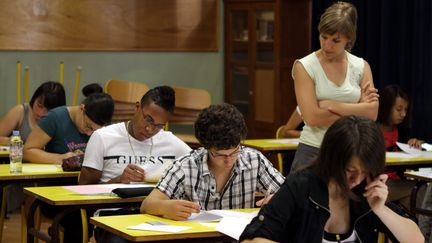 Examen du brevet dans un coll&egrave;ge de Mulhouse (Haut-Rhin), le 28 juin 2011. (DAREK SZUSTER / MAXPPP)