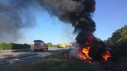 Manifestation des agriculteurs le 8 octobre 2019 au sud de Toulouse, un feu allumé au bord de l'autoroute A64. (MATHIEU FERRI / RADIO FRANCE)