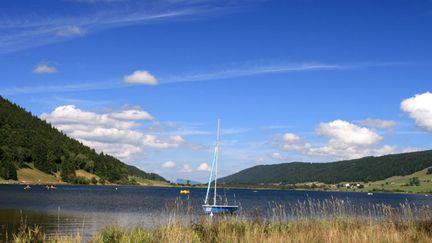  (Le Lac de Rousses est situé sur la commune des Rousses, au nord-est du village, dans le département du Jura © Fotolia)