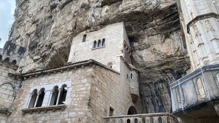 Véritable défi d'équilibre, à flanc de falaise, la cité mariale de Rocamadour accueille visiteurs et pèlerins toute l'année.  En haut des marches du grand escalier des pèlerins, s'ouvre l'esplanade du Sanctuaire de la cité médiévale.  (INGRID POHU / RADIOFRANCE)