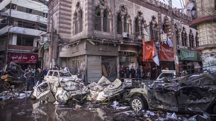 Le QG de la police de Mansoura dans le nord de l'Egypte, vis&eacute; par une attaque &agrave; la voiture pi&eacute;g&eacute;e, le 24 d&eacute;cembre 2013. (MAHMOUD KHALED / AFP)