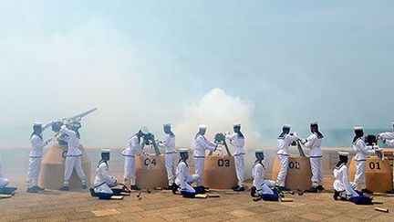 A Colombo, au Sri Lanka, des matelots tirent des salves d'honneur lors des célébrations du 65e anniversaire de l'indépendance du pays (4 février 1948). (AFP PHOTO / Ishara S.KODIKARA )