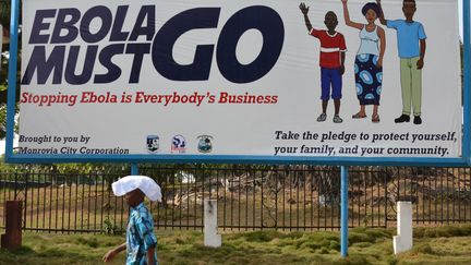 "Ebola doit partir", affiche un panneau photographi&eacute; en f&eacute;vrier 2015 &agrave; Monrovia, au Liberia. (ZOOM DOSSO / AFP)