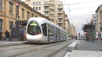 Le tramway de Lyon (Rh&ocirc;ne) sur l'avenue Berthelot, qui s&eacute;pare les 7e et 8e arrondissements de la ville. (MAXPPP)