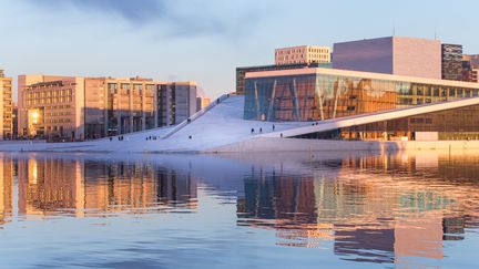 Vue de la ville d'Oslo et de son Opéra. Le centre des affaires de la ville a été construit en une dizaine d'années et les gratte-ciels sont appelés "barcode". (Illustraiton) (MATS ANDA / MOMENT RF / GETTY IMAGES)