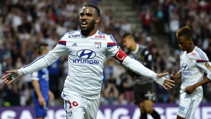 L'attaquant de Lyon Alexandre Lacazette&nbsp;c&eacute;l&egrave;bre un but lors d'un match contre le SC Bastia au stade Gerland, le 15 avril 2015. (JEFF PACHOUD / AFP)