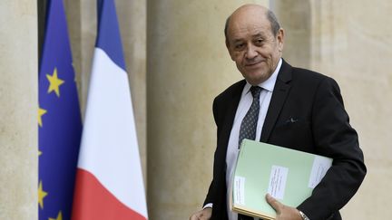 Arnaque : des escrocs se font passer pour Jean-Yves le Drian