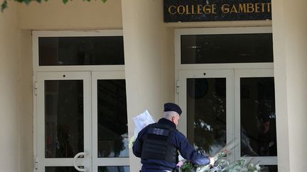 Dimanche 13 octobre aura lieu une cérémonie en mémoire de l'attaque terroriste dont a été victime Dominique Bernard, il y a un an, devant la cité scolaire Gambetta-Carnot à Arras (Pas-de-Calais). (DENIS CHARLET / AFP)