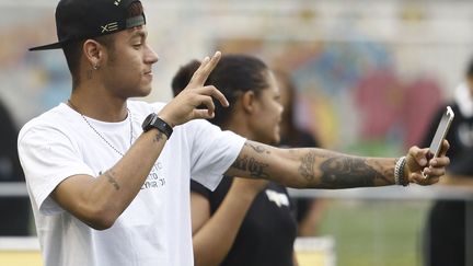 Le footballeur Neymar à Sao Paulo, en 2015. (MIGUEL SCHINCARIOL / AFP)