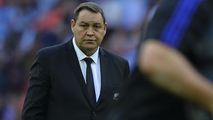 Le coach des Blacks Steve Hansen a procédé à une large revue d'effectif pour le match face à la Namibie (GLYN KIRK / AFP)