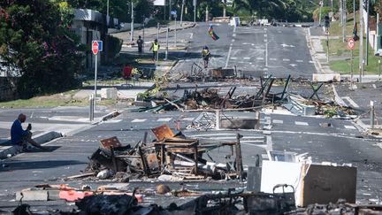 Des barrages bloquent une route à Nouméa, en Nouvelle-Calédonie, le 18 mai 2024. (DELPHINE MAYEUR / AFP)